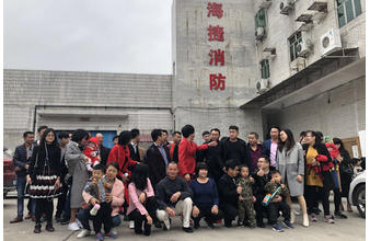 六玄网132432工厂全体员工合照