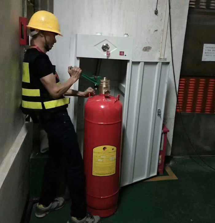 柜式七氟丙烷灭火器生产组装生产车间实拍照片 柜式七氟丙烷灭火器生产组装生产车间实拍照片